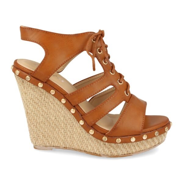 Sandalia con Cu?a de Rafia, Tachuelas y Cordones